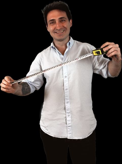 Marcelo con una cinta métrica